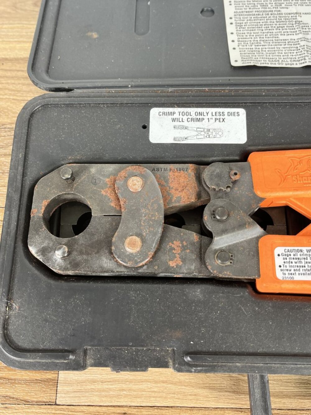 SharkBite 23100 Multi-Head 5000 lbs Force 3/8" to 1" PEX Crimp Ring Tool Kit - Picture 2 of 10